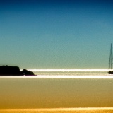 Zeilboot op Middellandse Zee  Uitzicht op de Middellandse Zee vanaf Çalış Plajı, Fethiye, Turkije, voor zonsondergang.