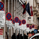 Parkeerchaos  Tegenover het operagebouw in Wenen staan deze borden die voor elke parkeerplaats de regels aangeven (Anfang) en tot waar ze geldig zijn (Ende).